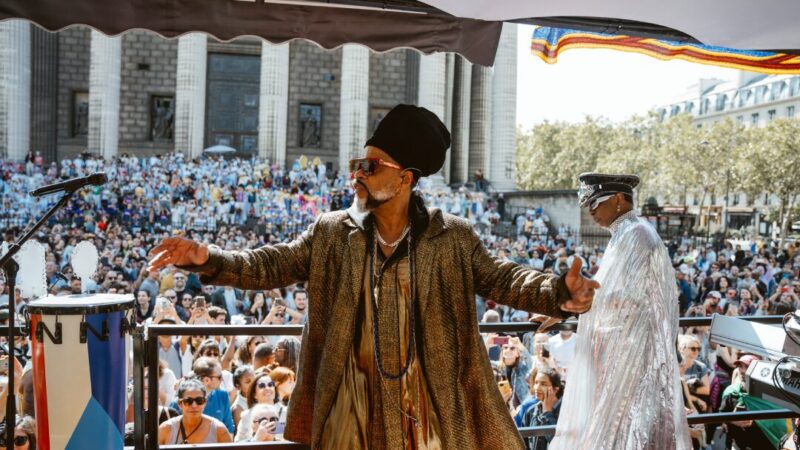 Lavagem de Madeleine: Carlinhos Brown arrasta multidão em Paris neste domingo (15)