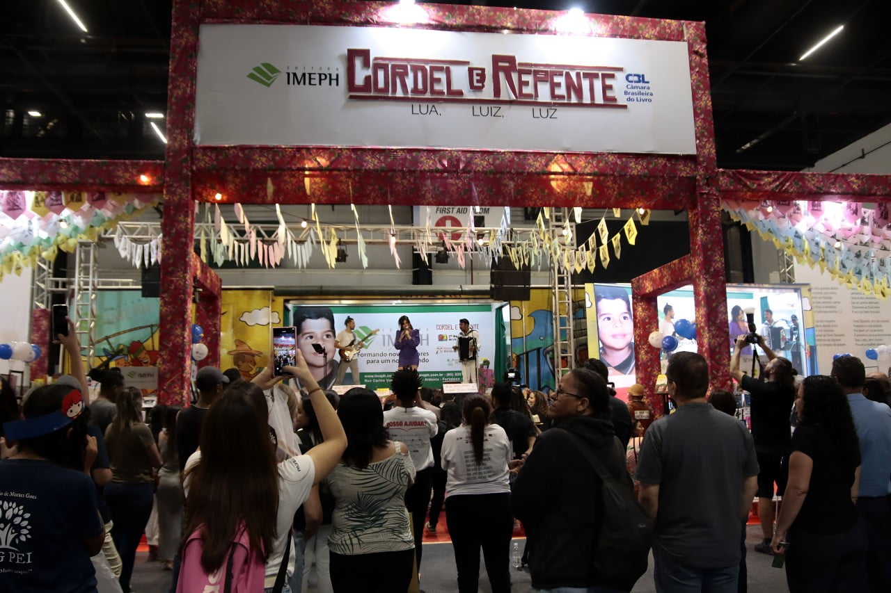 Lançamentos de Mayana Neiva, Tião Simpatia e Moreira de Acopiara marcam mais um dia de Espaço Cordel e Repente na Bienal do Livro SP