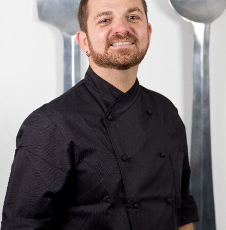 Mercadão recebe Chefe Guga Rocha no programa Rede Cozinha Escola