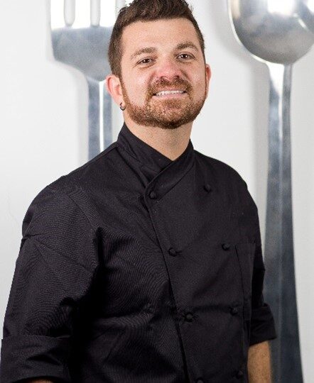 Mercadão recebe Chefe Guga Rocha no programa Rede Cozinha Escola