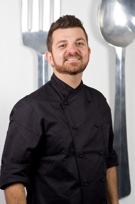 Mercadão recebe Chefe Guga Rocha no programa Rede Cozinha Escola